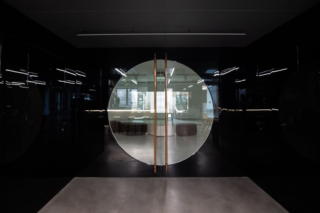 Showroom Rhea CRC 3-min